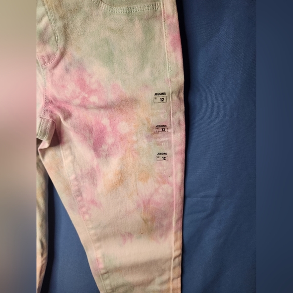 Girl pull on pants - Picture 2 of 2